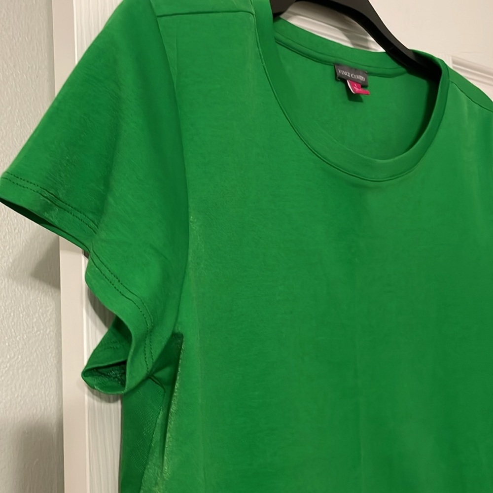 Vince Camuto Green Crew Neck Short Sleeve Tee with side slit for comfort style